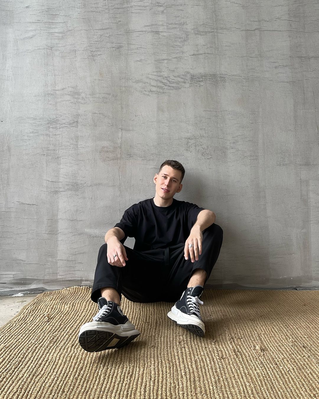 &quot;Лгал своим родителям пять лет&quot;. Парикмахер Кароль и Дорофеевой совершил каминг-аут